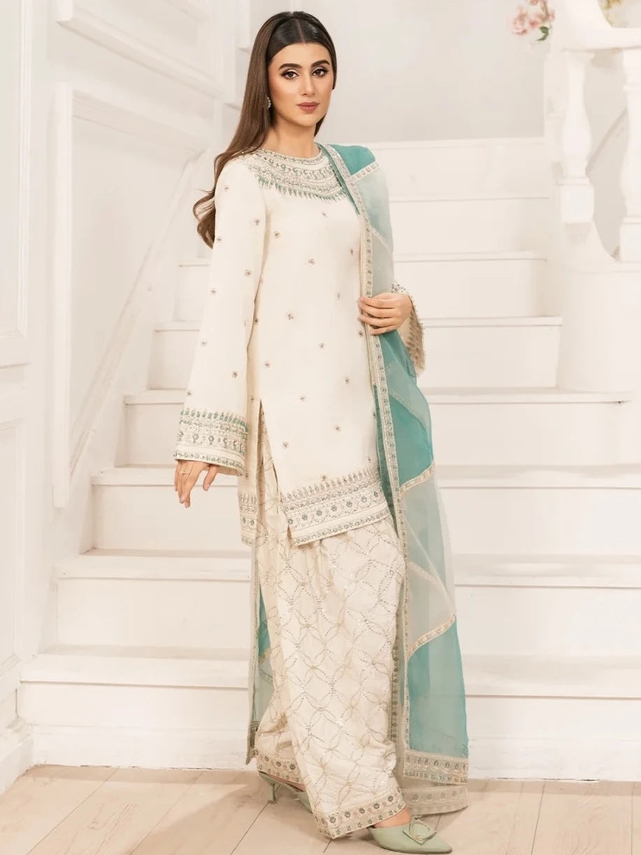 Woman in traditional outfit with white and green colors on a staircase background